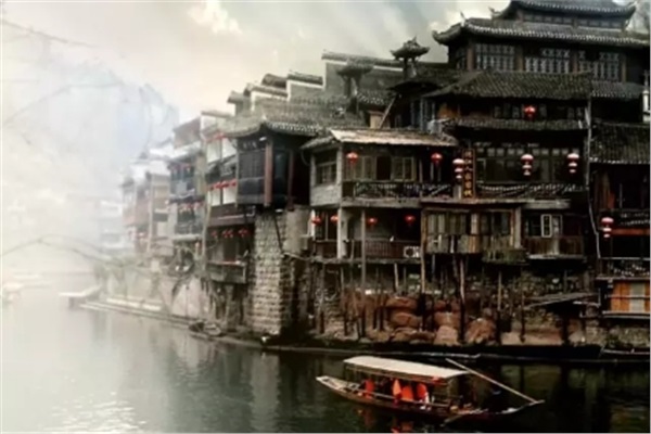 鳳凰古城、晚會(huì)、矮寨大橋、魔鬼玻璃棧道、墨戎苗寨汽車兩日游
