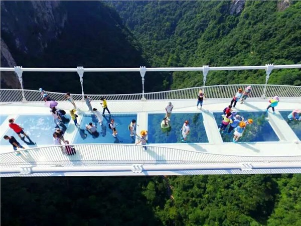 C玻璃橋、天門仙山、夯吾苗寨、鳳凰古城“神秘湘西之旅” 品質(zhì)純玩2晚3日游