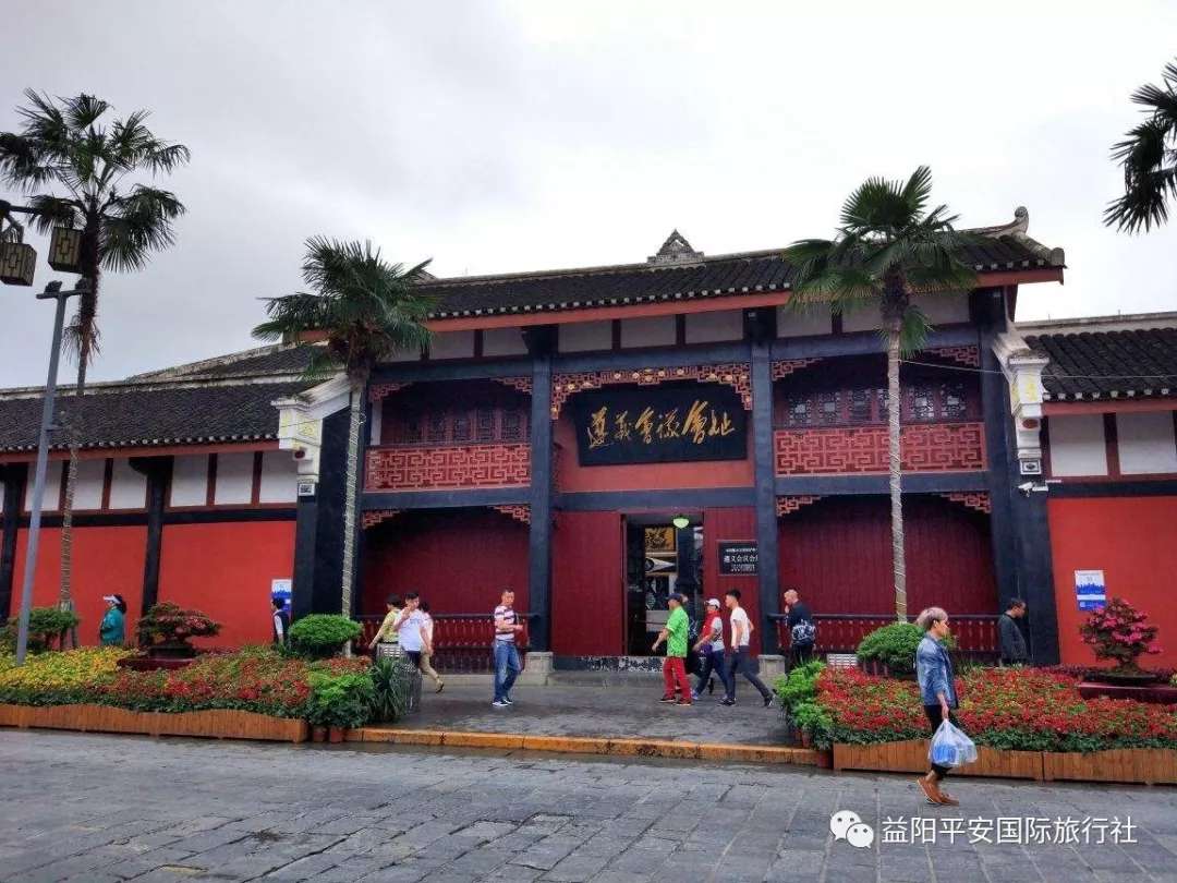 貴州黃果樹大瀑布、梵凈山、西江千戶苗寨、荔波大小七孔、鎮(zhèn)遠(yuǎn)古城遵義會議會址、息烽集中營汽車七日游