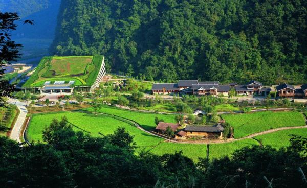 　　D4線：黃龍洞、袁家界、天子山、金鞭溪、夯吾苗寨、鳳凰古城“養(yǎng)心潤肺”之旅品質(zhì)純玩3晚4日游
