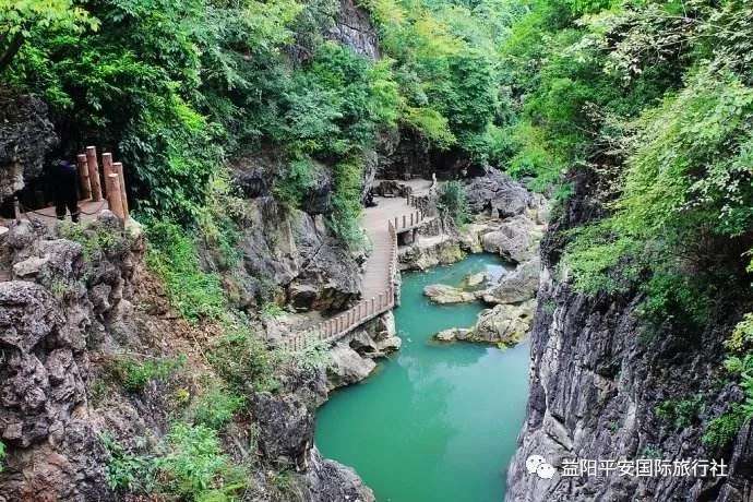 貴州黃果樹大瀑布、梵凈山、西江千戶苗寨、荔波大小七孔、鎮(zhèn)遠(yuǎn)古城遵義會議會址、息烽集中營汽車七日游